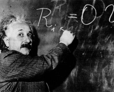 ནུབ་ཕྱོགས་ཚན་རིག་ལྟོས་གྲུབ་སྨྲ་བའི་ཡབ་ཆེན་དུ་གྲགས་པ་ཨེ་དབྱིན་སི་ཐན།#Albert Einstein was a German-born theoretical physicist who developed the theory of relativity